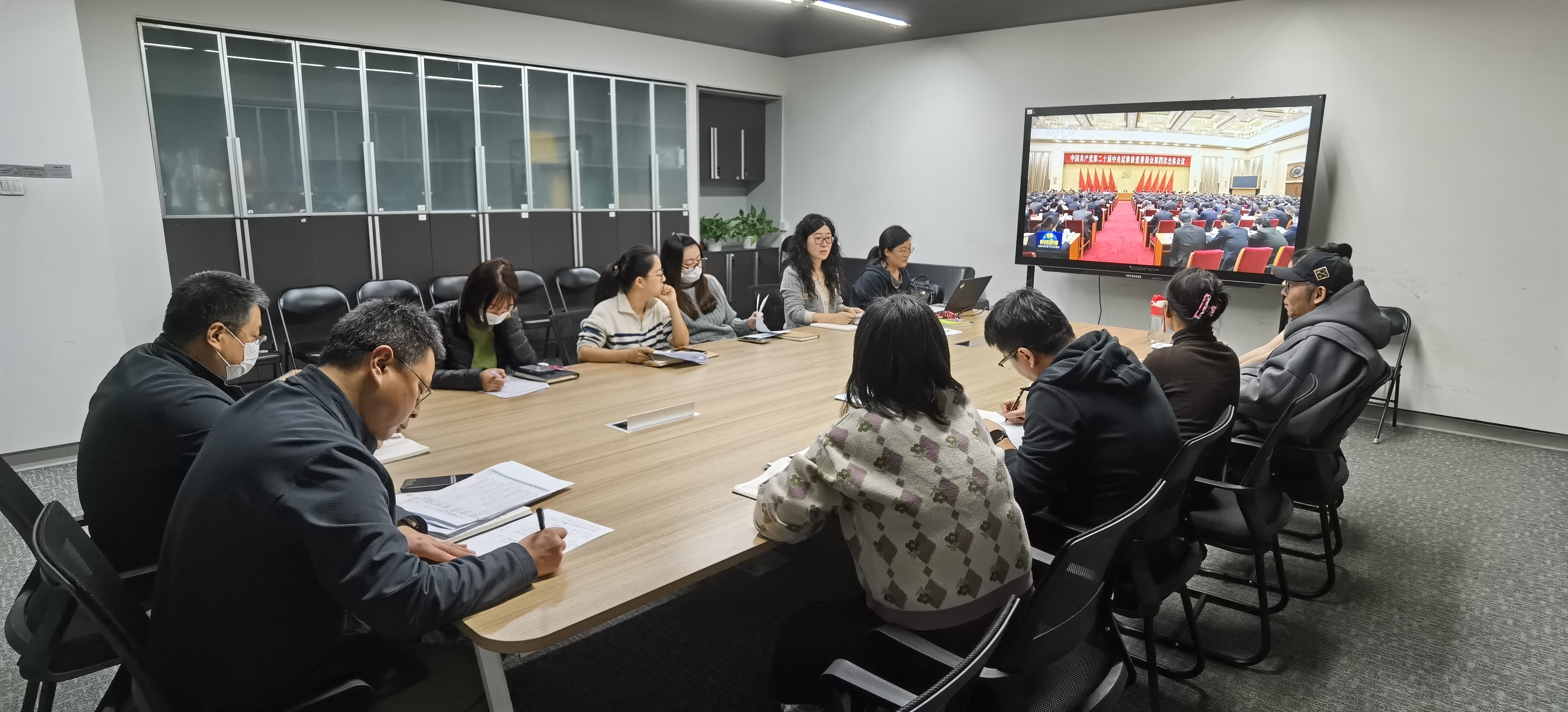 团聚青年先锋 笃行共创未来 ——全媒体业务中心召开青年理论学习小组学习会