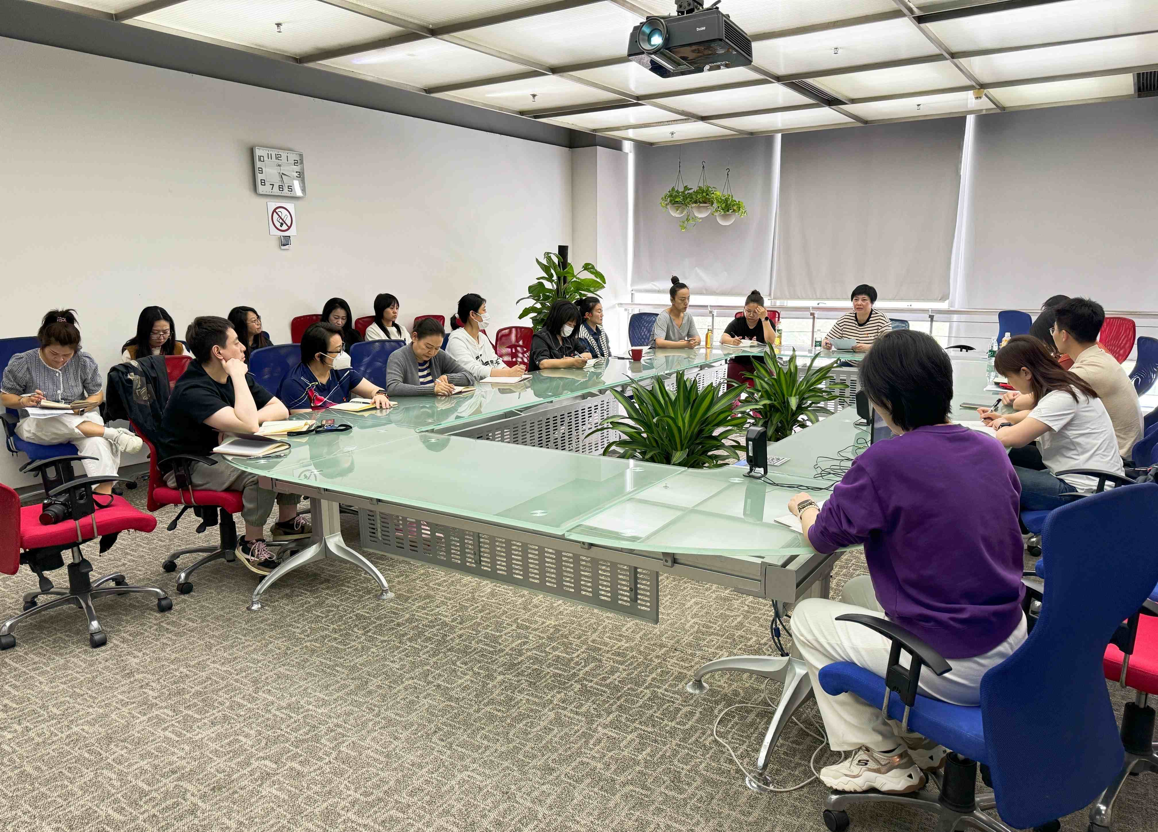 行政管理党支部组织召开全体党员大会暨警示教育会