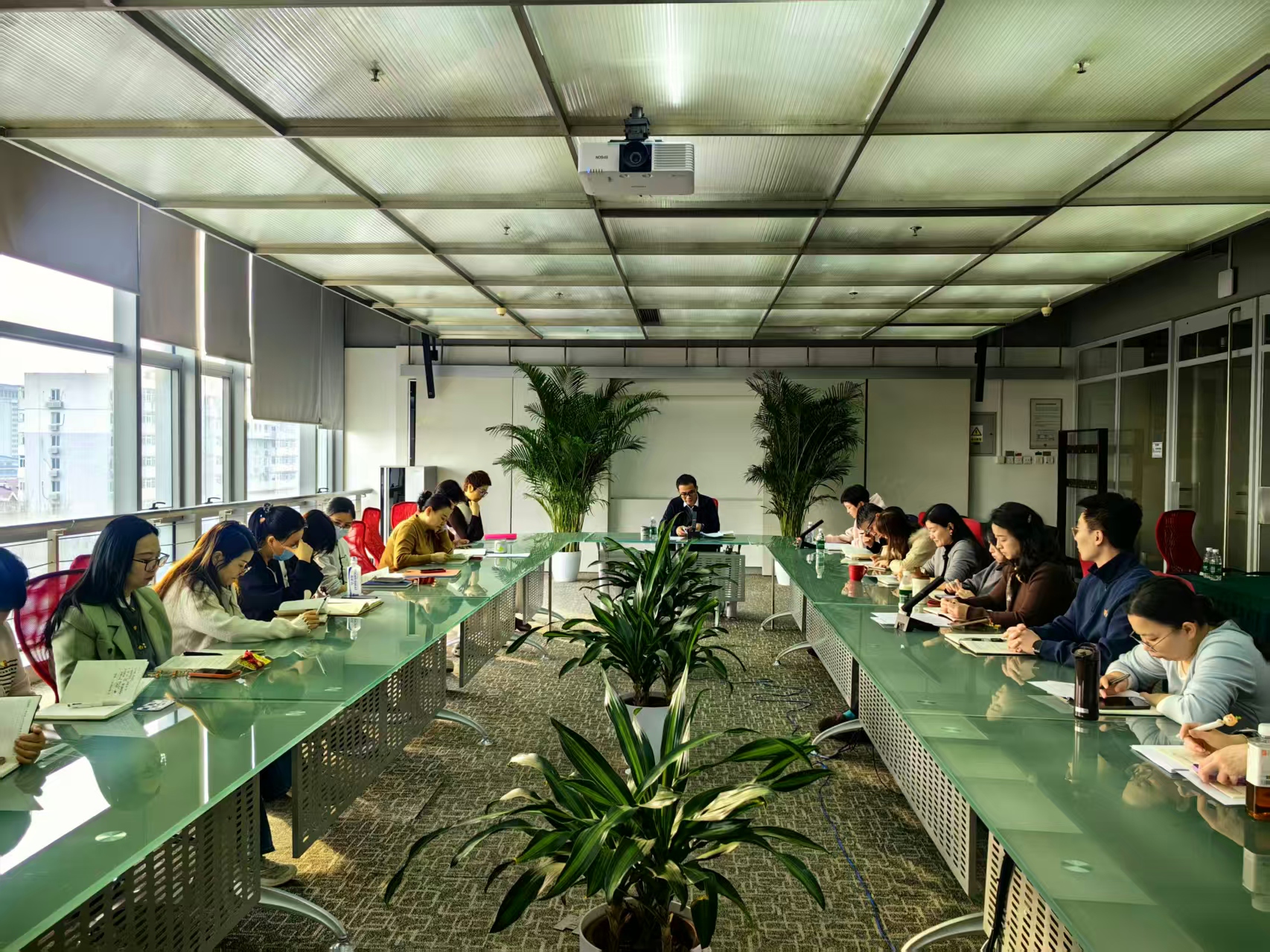 深学全会精神 党建引领提质——行政管理党支部召开专题党员大会 深学全会精神 党建引领提质——行政管理党支部召开专题党员大会