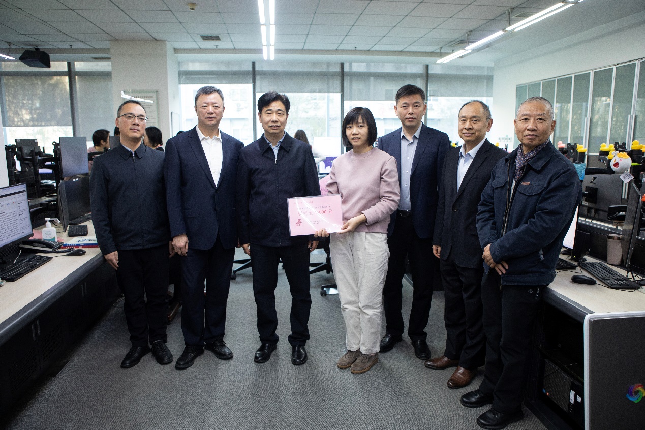 熊绍员副局长一行慰问华风集团一线业务值班人员